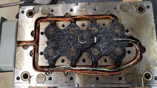 Hot runner mould damaged by a plastic leak